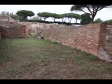 04957 ostia - regio i - insula xvii - caseggiato con fornace (i,xvii,1) - suedseite - 1. raum von osten - ostseite - 09-2023.jpg